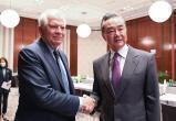 Госсоветник Китая Ван И попросил Борреля объяснить разницу между поставками оружия Украине и России
