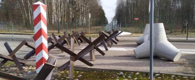 Министр обороны Блащак: Польша противотанковыми ежами укрепляет границу с РФ и Беларусью