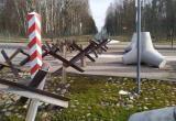 Министр обороны Блащак: Польша противотанковыми ежами укрепляет границу с РФ и Беларусью