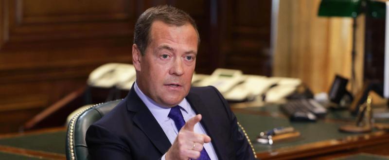 Медведев: Запад тратит миллиарды на попытку задушить Россию чужими руками