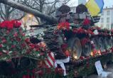 Жители Берлина завалили цветами установленный у посольства России подбитый танк ВС РФ