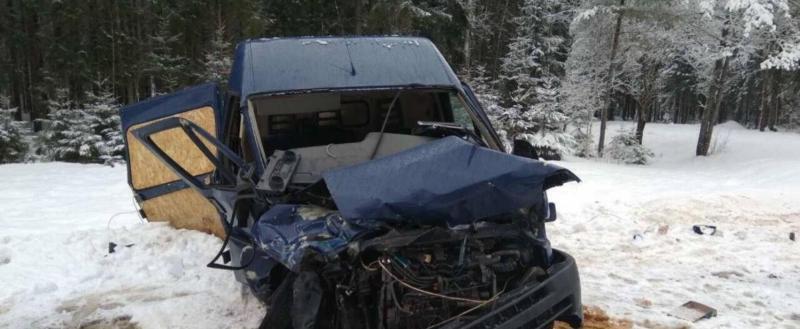 В Лиозненском районе водитель микроавтобуса погиб из-за заноса под снегоуборочную машину