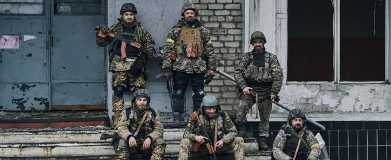 Около десяти тысяч украинских военных остались в Артемовске