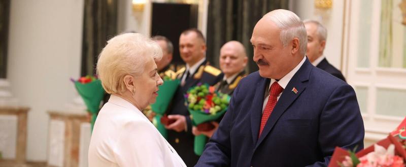 Лукашенко вручил награды белорускам в преддверии 8 марта