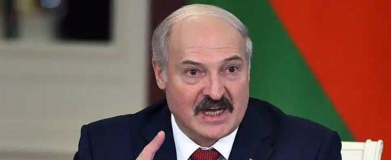 Лукашенко назвал Зеленского гнидой из-за атаки на аэродром в Мачулищах