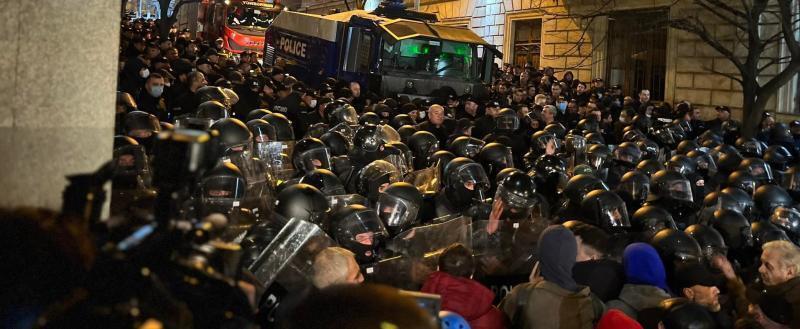 Спецназ Тбилиси разгоняет слезоточивым газом и водометами тысячи протестующих у парламента