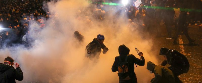 Спецназ Тбилиси применил слезоточивый газ и водометы для разгона протестующих у парламента