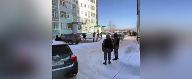 Россиянин заперся с 3-летним ребенком в квартире и обстрелял людей с балкона