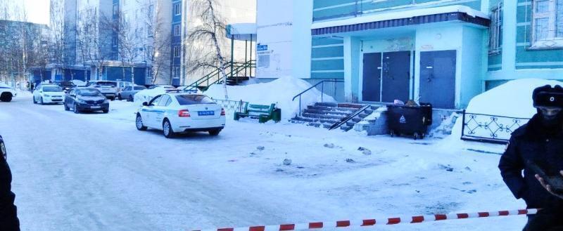 Экс-чиновник взял в заложники сына и открыл огонь с балкона в российском Нижневартовске