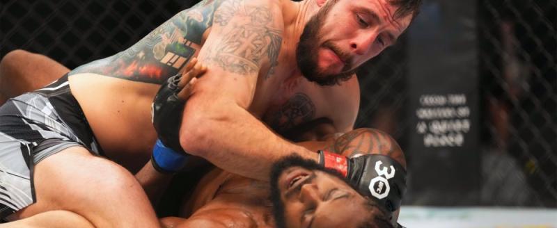 Российский боец Крылов на четвертой минуте заставил сдаться Спэнна из США на турнире UFC