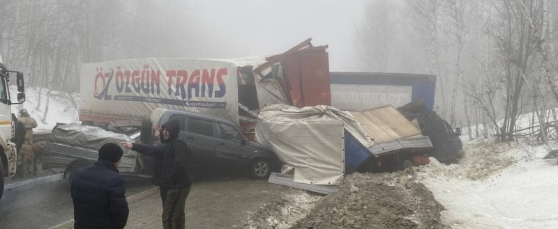 В Саратовской области более 20 автомобилей столкнулись в массовом ДТП