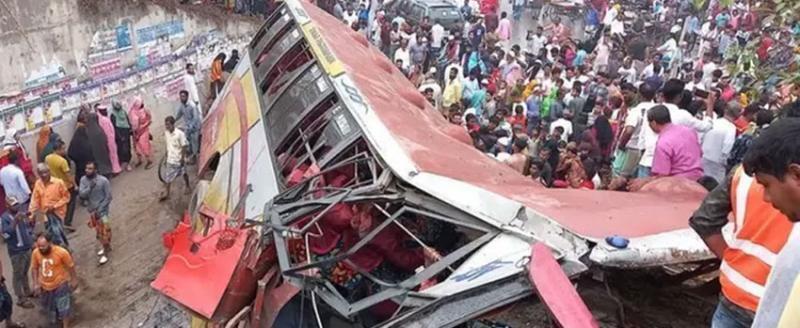 В Бангладеш при падении автобуса с девяти метров погибли 19 человек