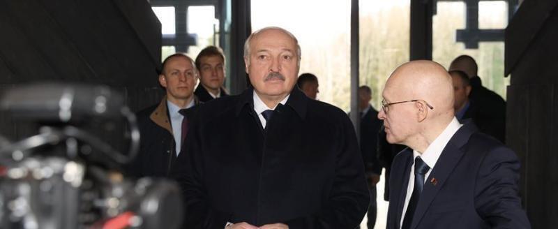 Лукашенко вместе с сыновьями посещает мемориальный комплекс 