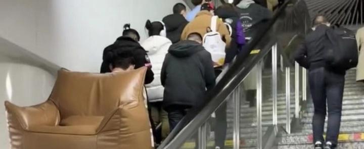 В Китае парень ходит в метро со своим креслом