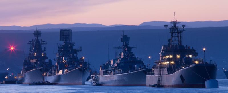 Морские дроны атаковали военные объекты России в Севастополе