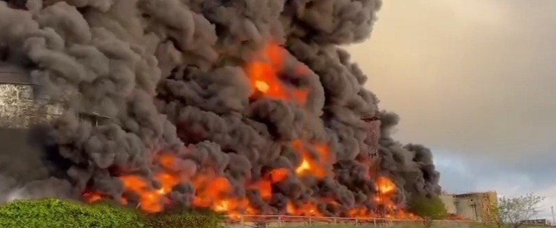В Севастополе из-за атаки украинских дронов горел огромный резервуар с топливом