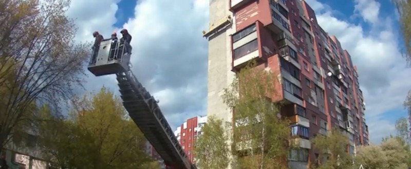 В Бресте застряли двое рабочих на высоте 10-го этажа