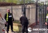 Власти Варшавы сломали ворота, чтобы проникнуть в школу при российском посольстве