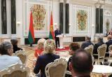 Лукашенко вручил государственные награды перед Днем Победы