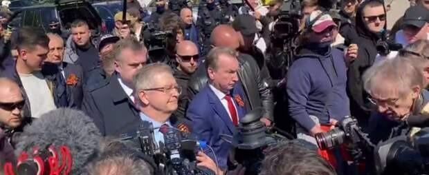 Толпа не дала российскому послу Андрееву возложить цветы к мемориалу в Варшаве