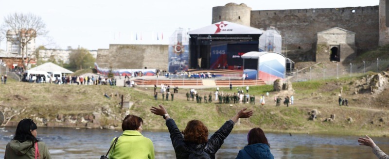 Россияне устроили День Победы для эстонцев, показав концерт через реку