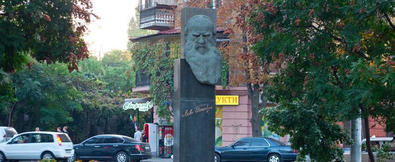 В Одессе снесут памятник Льву Толстому