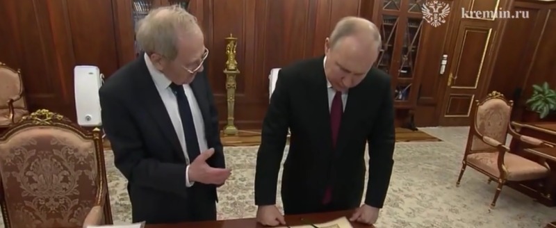 Путин, рассматривая старинную карту, заявил, что до создания УССР никакой Украины не было