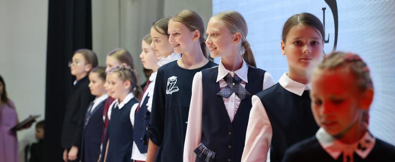 Родителям посоветовали покупать школьную форму в Беларуси заранее