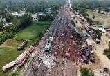 Причину крупнейшего за 20 лет столкновения трех поездов выяснили в Индии