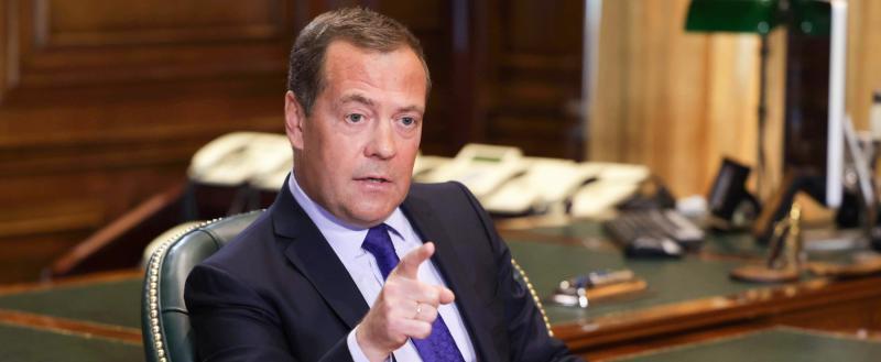 Медведев призвал расчехлять арсеналы негуманного оружия России