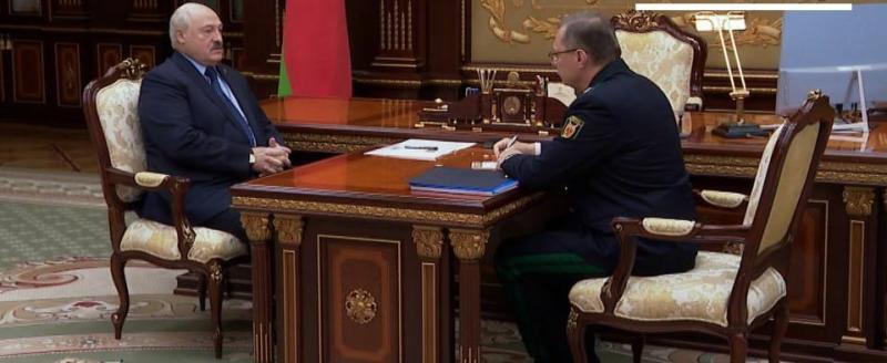 Лукашенко: надо усиливать контроль за соблюдением законов среди военных