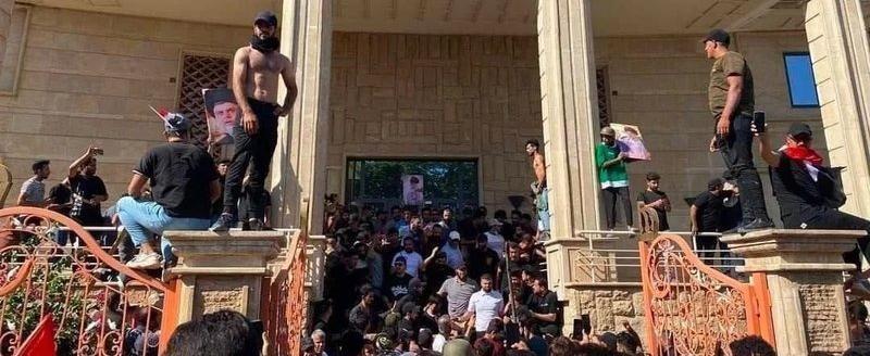 Протестующие в Багдаде взяли штурмом посольство Швеции