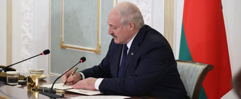 Лукашенко утвердил ограничительные меры против недружественных стран