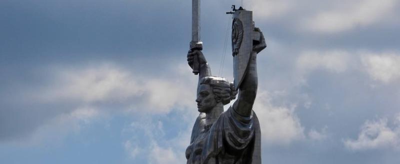 В Киеве советский герб поменяют на тризуб у памятника «Родина-мать»