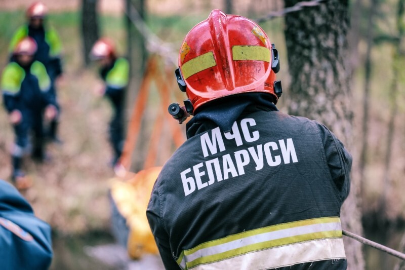 Почти всем сотрудникам МЧС в Беларуси выдали оружие. Зачем?