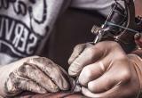 Мужчина в Минске гулял с татуировками со свастикой, теперь он под стражей