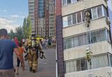 Люди выпрыгивают из окон многоэтажки из-за сильного пожара в Алма-Ате