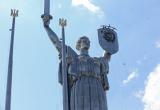 Советские символы серп и молот сняли с монумента «Родина-мать» в Киеве