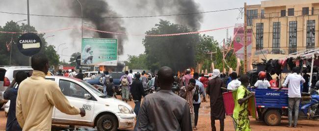 Захватившие власть в Нигере военные открыли границы с соседними странами