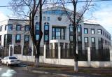 Водитель на Mercedes хотел снести ворота посольства России в Кишиневе