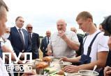 Лукашенко ел гороховый суп вместе с комбайнерами в поле