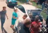 Спасатели в Полоцке вызволяли младенца из машины на жаре