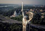 На «Родину-мать» в Киеве вместо советского герба установили украинский тризуб