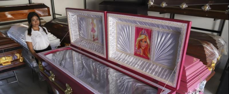 Похоронное бюро в Сальвадоре предлагает розовые гробы с изображением Барби