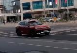 Volkswagen Tiguan 2024 смогли заснять без камуфляжа, пока авто участвовал в рекламе