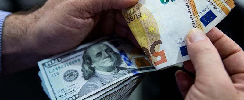 Доллар и евро заметно подешевели на торгах 17 августа