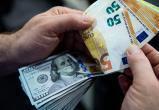 Доллар и евро заметно подешевели на торгах 17 августа