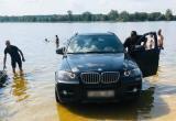 BMW заехал в озеро для спуска гидроцикла: в ситуацию вмешалась ГАИ