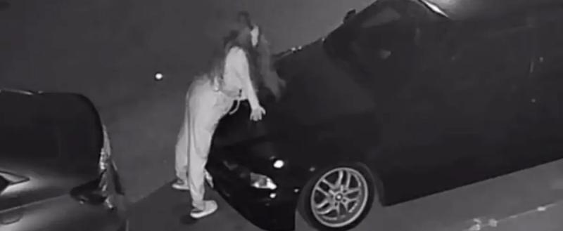 Девушка уселась на капот чужой BMW для фото и помяла авто