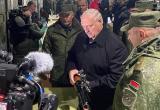 17 ноября Лукашенко прилетел в Гомель: ему подарили гранатомет